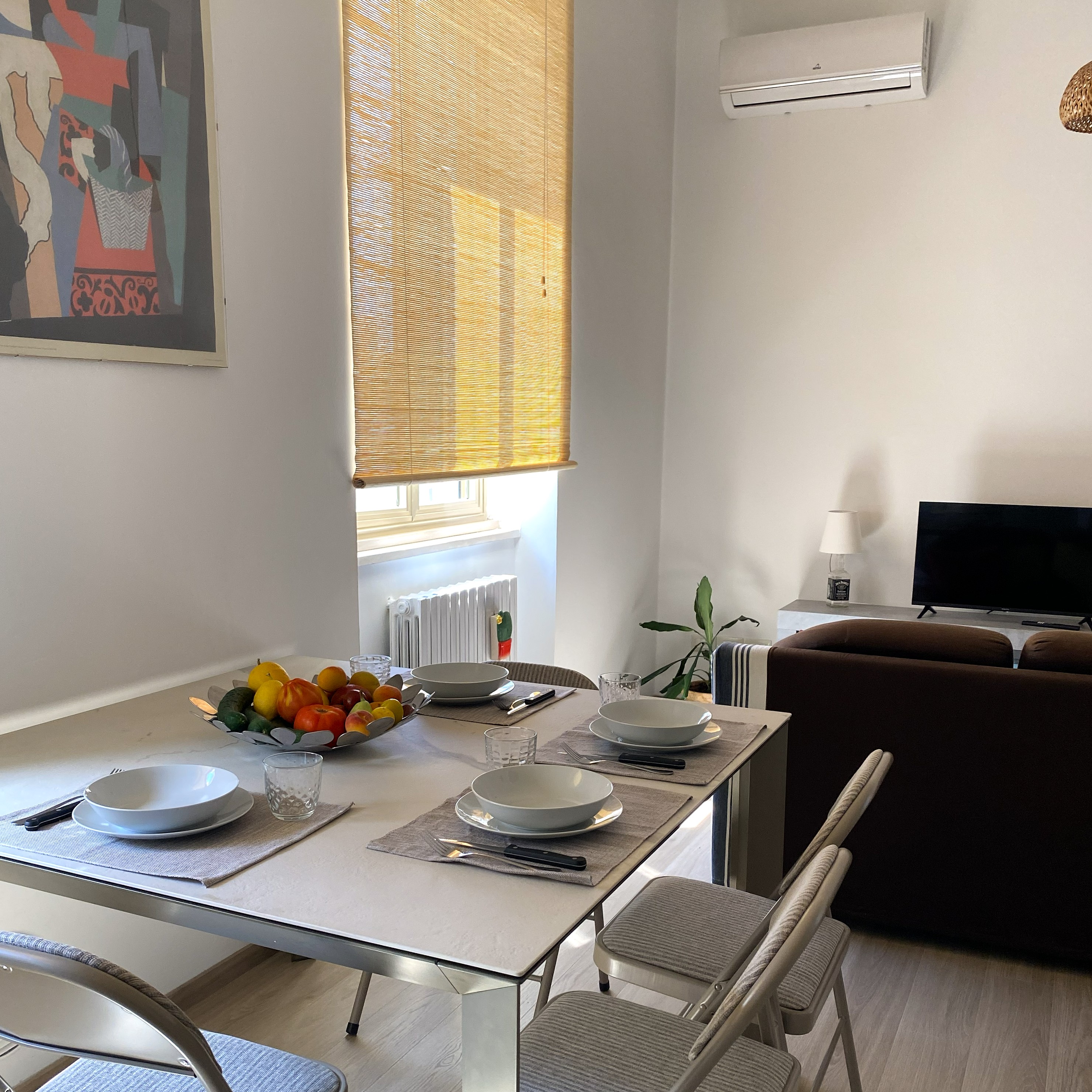 Open space con cucina attrezzata, soggiorno, Smart TV e climatizzatore dell'appartamento vacanze Vela Bianca 29 a Ortona